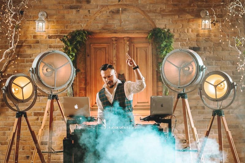 Co ustalić z DJ-em na wesele? Lista pytań przed umową