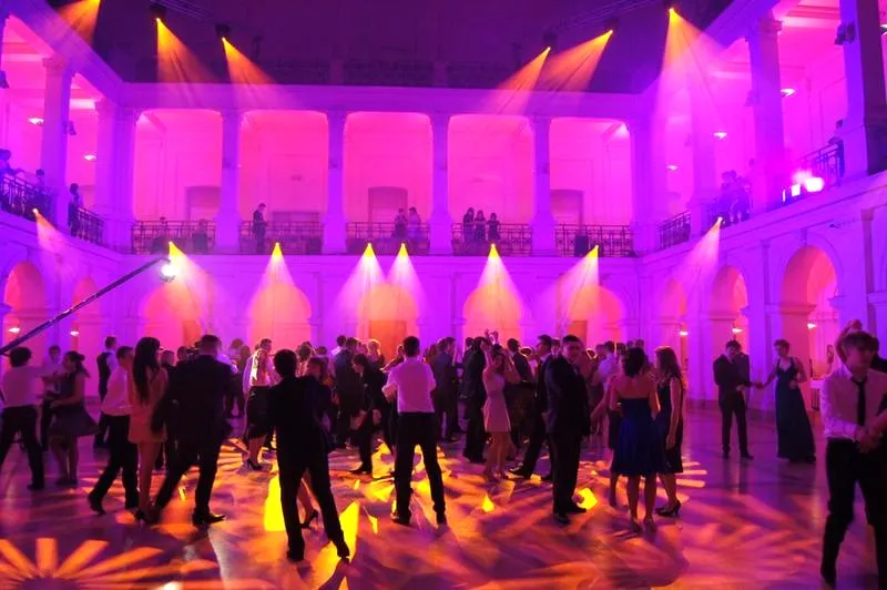 Ile kosztuje dj na studniówkę i jak nie przepłacić