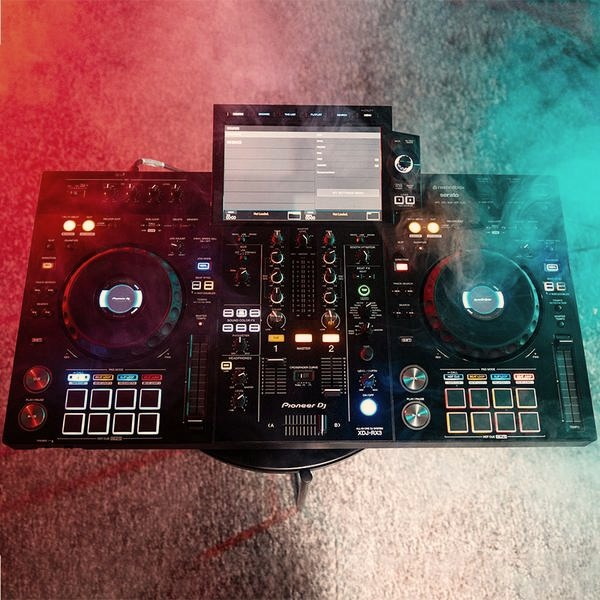 Kim jest DJ? Rola, zadania i umiejętności współczesnego didżeja