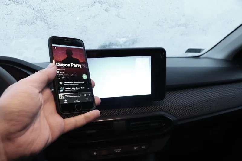 Słuchanie Spotify w samochodzie – proste sposoby na muzyczne podróże